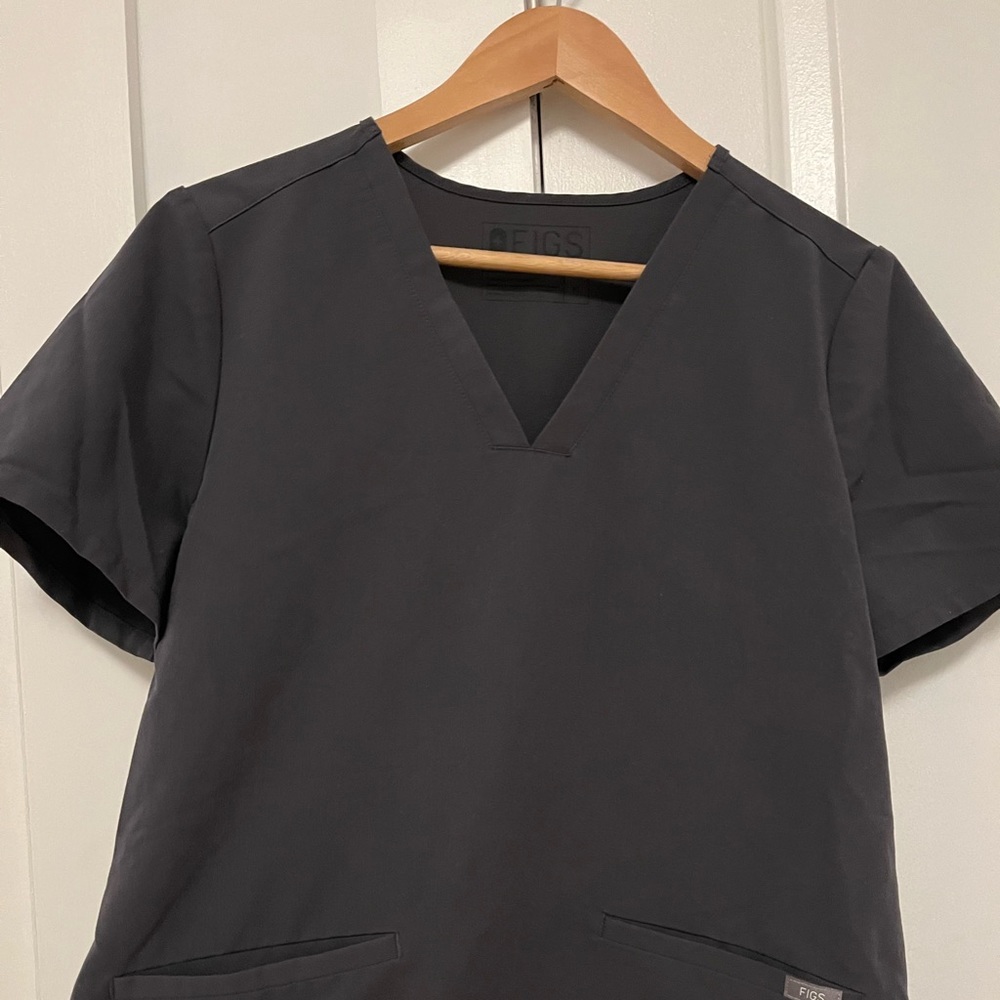 Figs Charcoal 2-Pocket Top